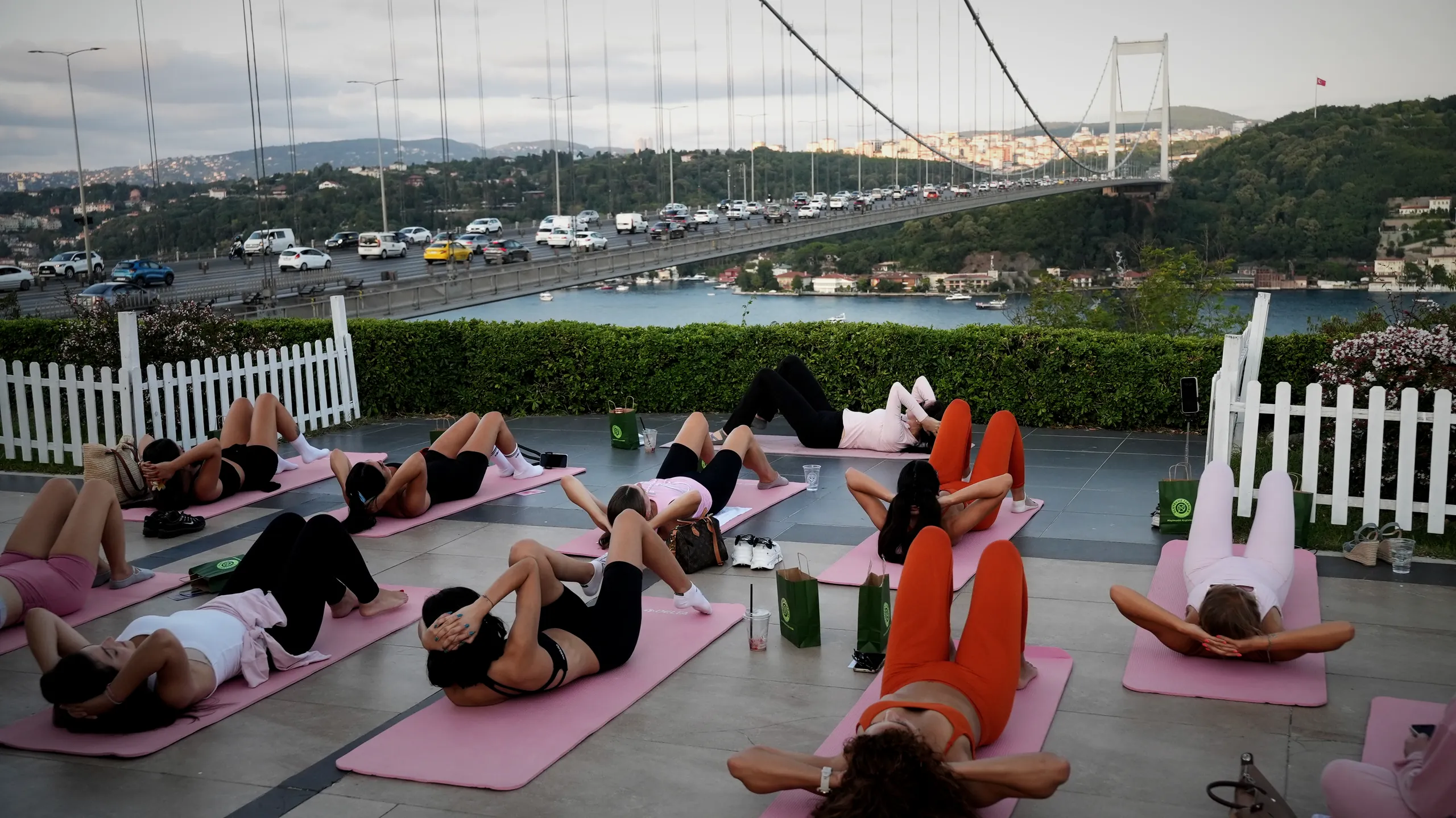 Boğaz manzaralı akşam yoga dersi