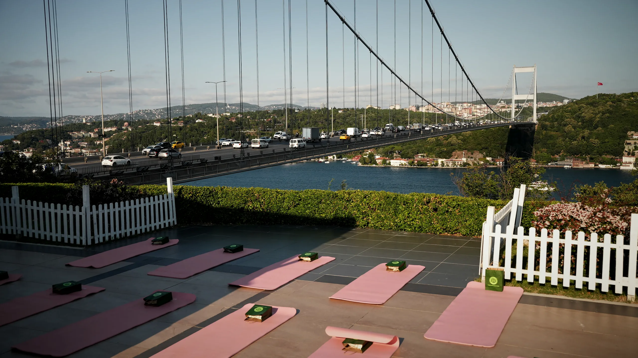 Boğaz manzaralı sabah yoga alanı